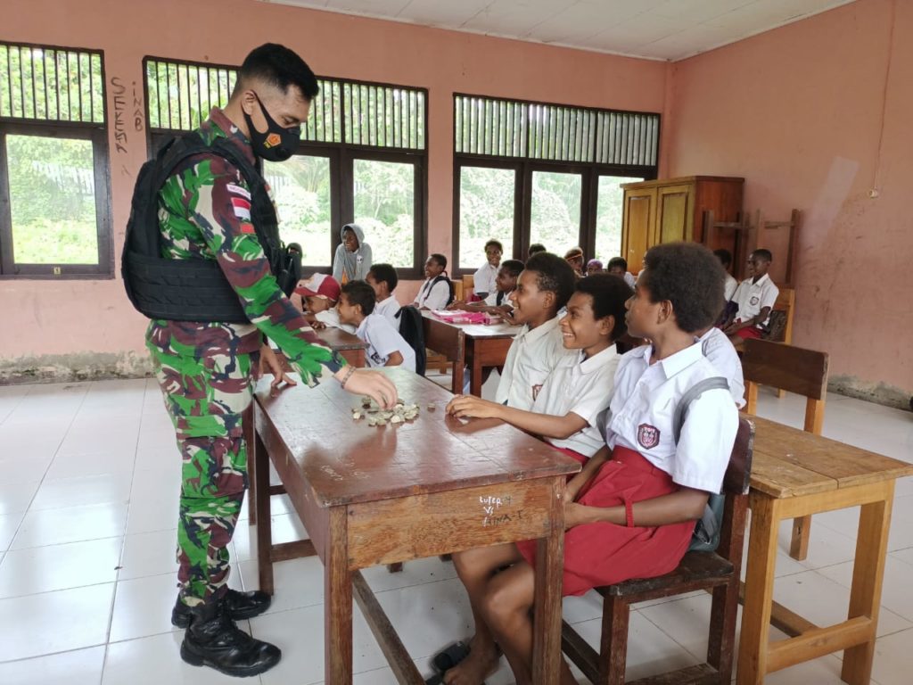 Siswa-Siswi Senang, Satgas Pamtas Yonif 711Rks Ikut Bantu Pendidikan Di Wilayah Perbatasan RI-PNG
