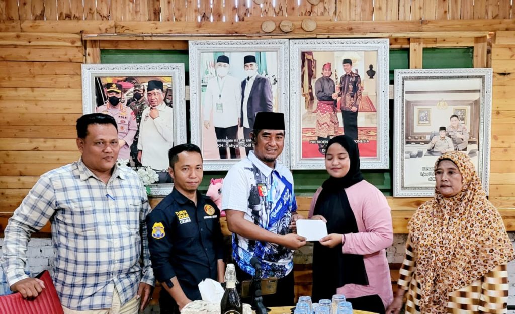 Ketua PWNU Riau KH.T.Rusli Ahmad Berikan Bantuan kepada Hikma Mahasiswi Yang dilapor Dosen Karena Lakalantas