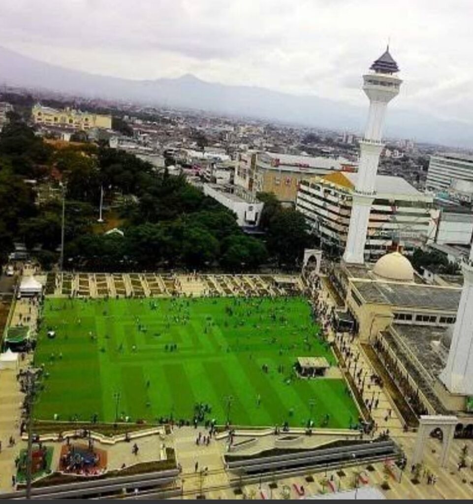 TAMAN ALUN-ALUN  BANDUNG DI TUTUP SEMENTARA, PEMKOT RENCANAKAN REVITALISASI RUMPUT SINTESIS