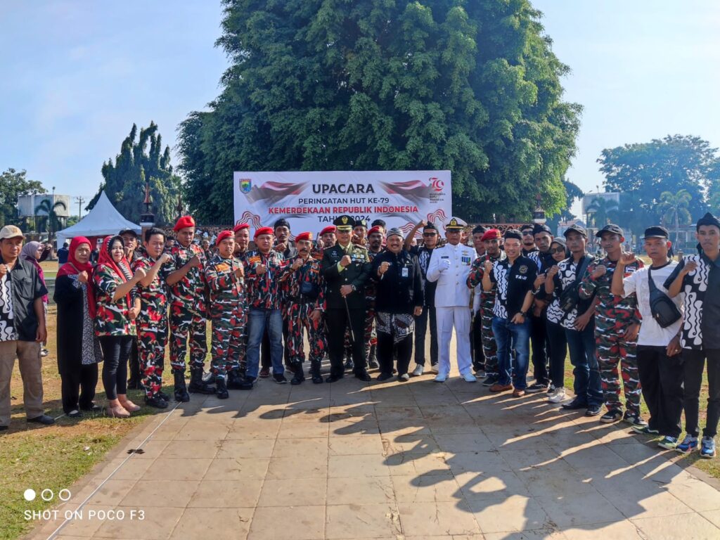 Ormas Laskar Merah Putih Mengikuti Gelar Upacara HUT RI Ke-79 di lapangan alun-alun pendopo.