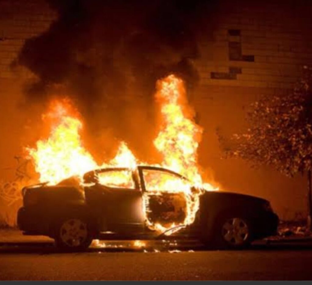 Sedan Putih Hangus Terbakar  di Viaduct Bandung, Ini Yang Jadi Pemicu