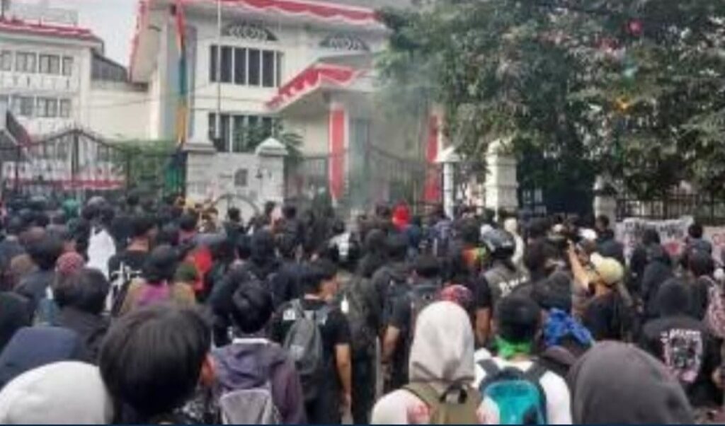 MASSA AKSI DI BANDUNG LEMPARI BATU DAN PETASAN KE GEDUNG DPRD JABAR