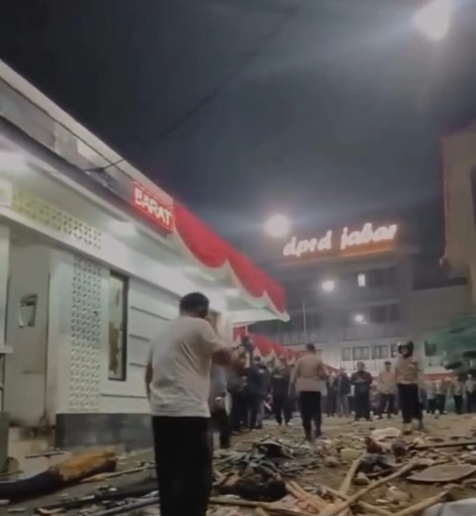 KONDISI GEDUNG DPRD JABAR PASCA AKSI DEMO TOKAK RUU PILKADA