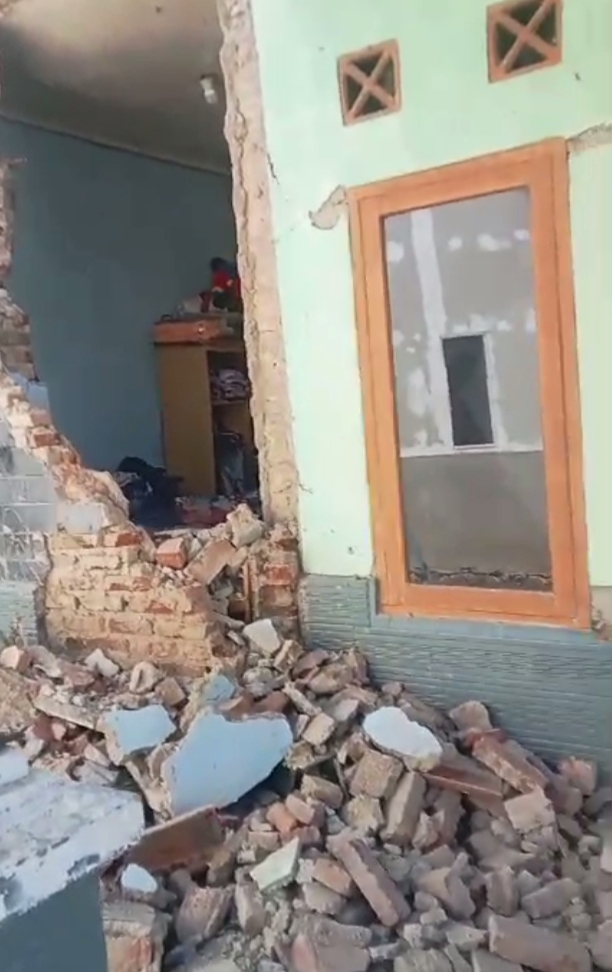 Sejumlah Bangunan di Kertasari Kab Bandung Rusak akibat Gempa
