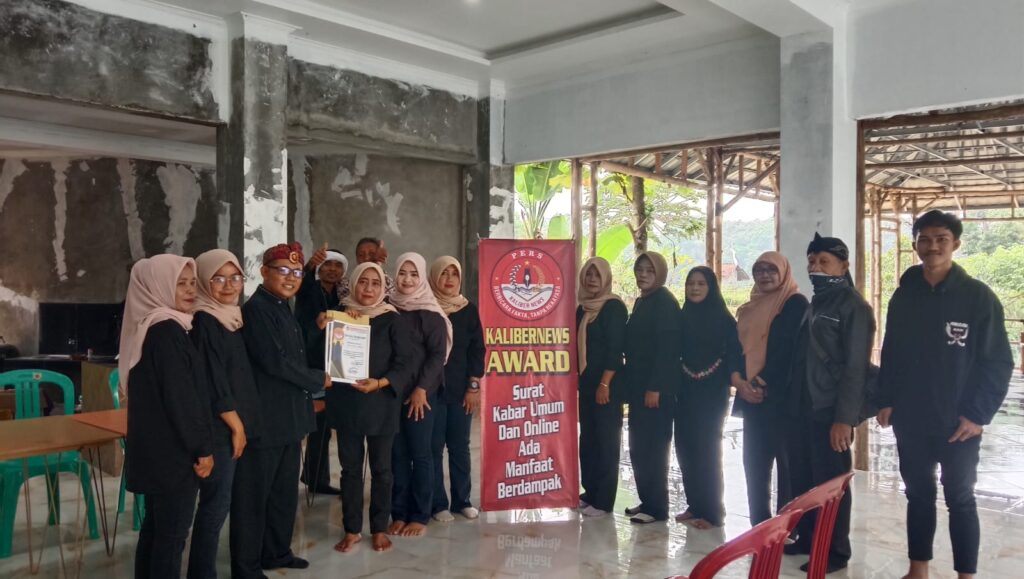 Pimpinan Redaksi Kalibernews.net. Apresiasi Wapimpred Gelar Kalibernews Awards,  2024
