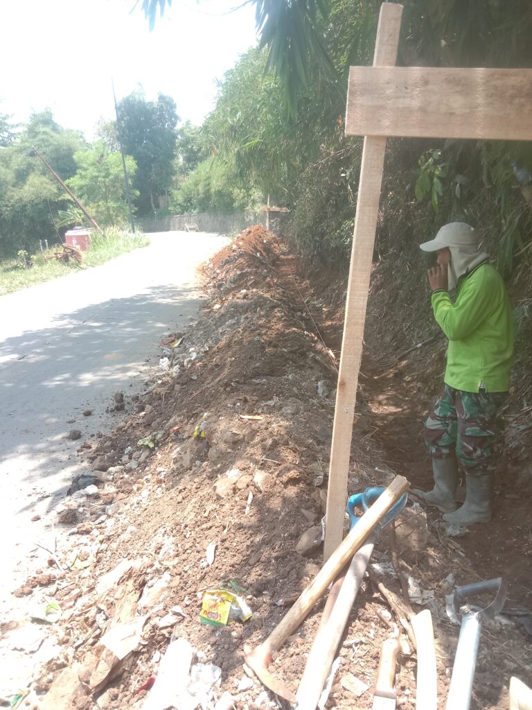 CV siluman laksanakan kegiatan di Desa Lebak wangi, pembangunan drenaseu diduga asal-asalan