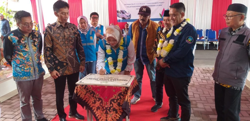 PT PLN Persero Unit Induk Distribusi Jawa Barat Realisasikan Program TJSL PLN Tahun Anggaran 2024 Kepada SMKN 2 Garut.