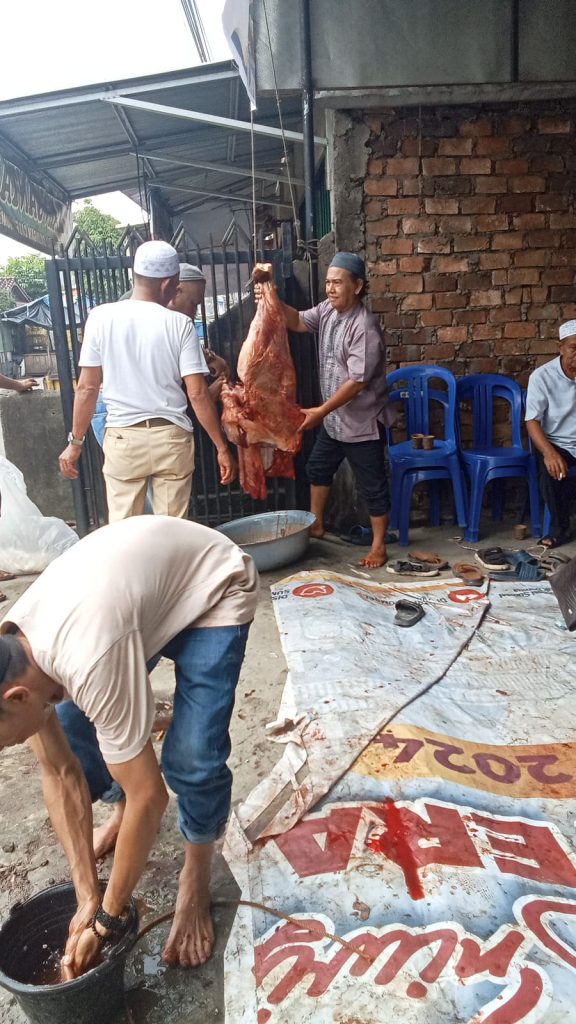 Kerukunan Keluarga Marga Danau (KKMD) Melakukan Pemotongan Hewan Qurban