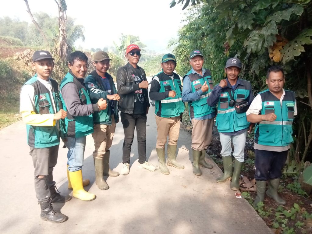 Gotong Royong Jaga Lingkungan, Bang Egi (BBBS) Bersama Jajaran Kecamatan Cimaung dan Tiga Desa Gelar Jumsih di Leuwi Binbin