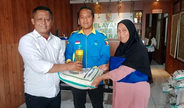 Sampurasun Wargi Pacet Kepala Desa Sukarame Serahkan Bansos untuk Atasi Rawan Pangan dan Stunting