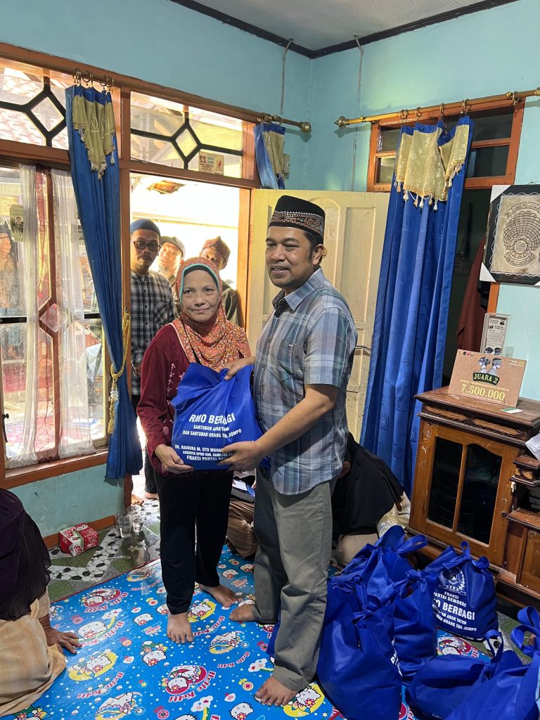 “Versi” Dr. Raindra M Oto Muharam AA,. SP.d., S.,Kom., MM. Meluangkan waktu kekosongannya untuk membantu jompo dan anak yatim.