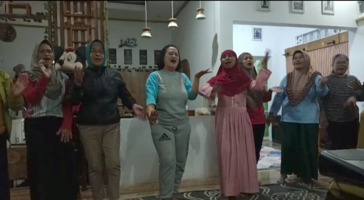 ibu-Ibu Karta unit 10 Kp. Sukaasih sedang berlatih untuk memeriahkan pentas puncak Agustus.