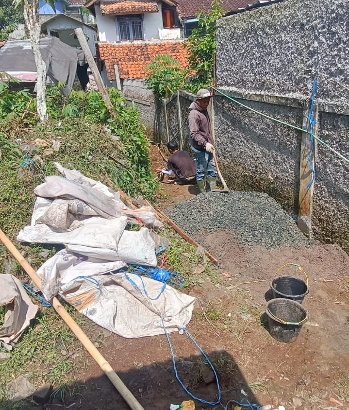 Proyek Rabat Beton Jalan gang RW 07 Desa Marga Mulya Dikerjakan Kontraktor CV Siluman, Warga Pertanyakan Transparansi.?