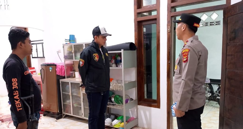 Tim Inafis Polres Tanggamus Olah TKP Dugaan Kasus Pembunuhan Pasutri di Pugung