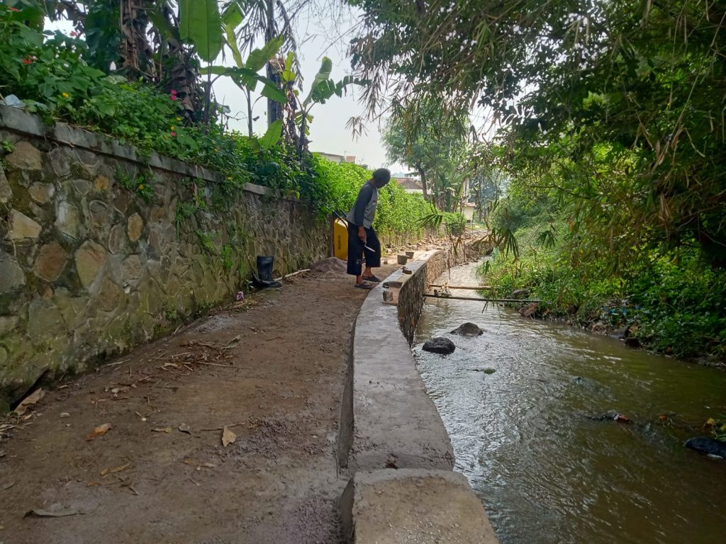Patut Diapresiasi! Tim Pelaksana Nino Bangun TPT di Soreang Sesuai Spek, Kualitas Kerja Tuai Pujian Warga