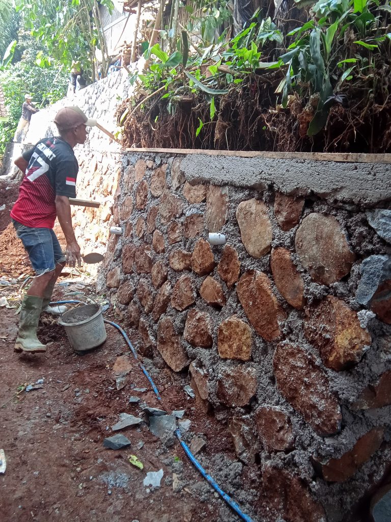 PROYEK SILUMAN? TPT 58 JUTA DISPERKIMTAN DI CIMAUNG TANPA PENGAWAS. CV MAJALAYA MENANG, PPK NGILANG