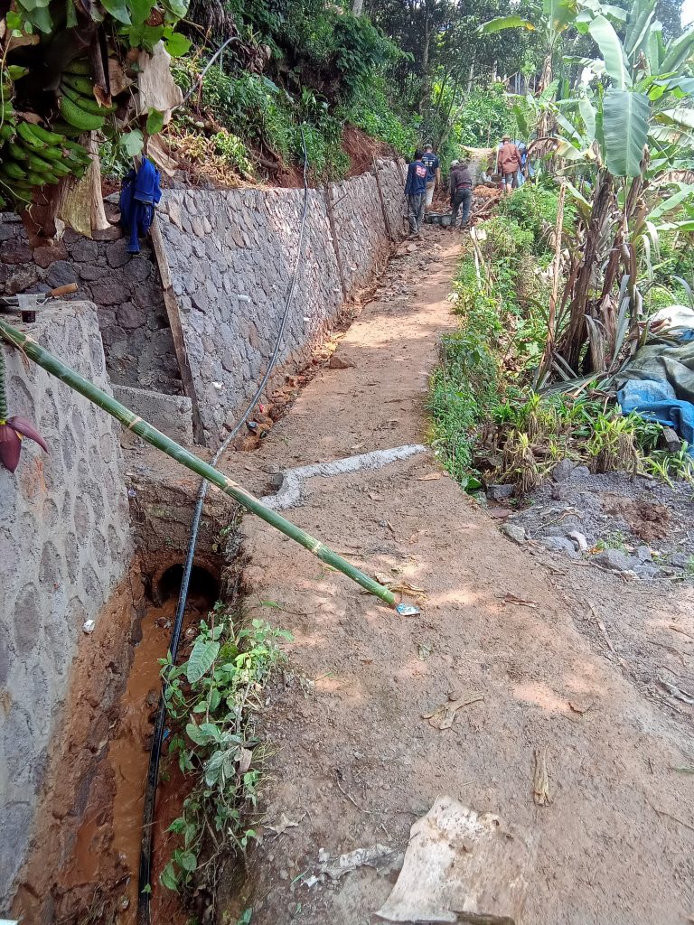 PARAH! PROYEK TPT DESA TRIBAKTI PANGALENGAN DIDUGA ASAL JADI. PELAKSANA & PENGAWAS NIHIL, PAPAN PROYEK RAIB, KERJAAN DISERAHKAN KE MANDOR