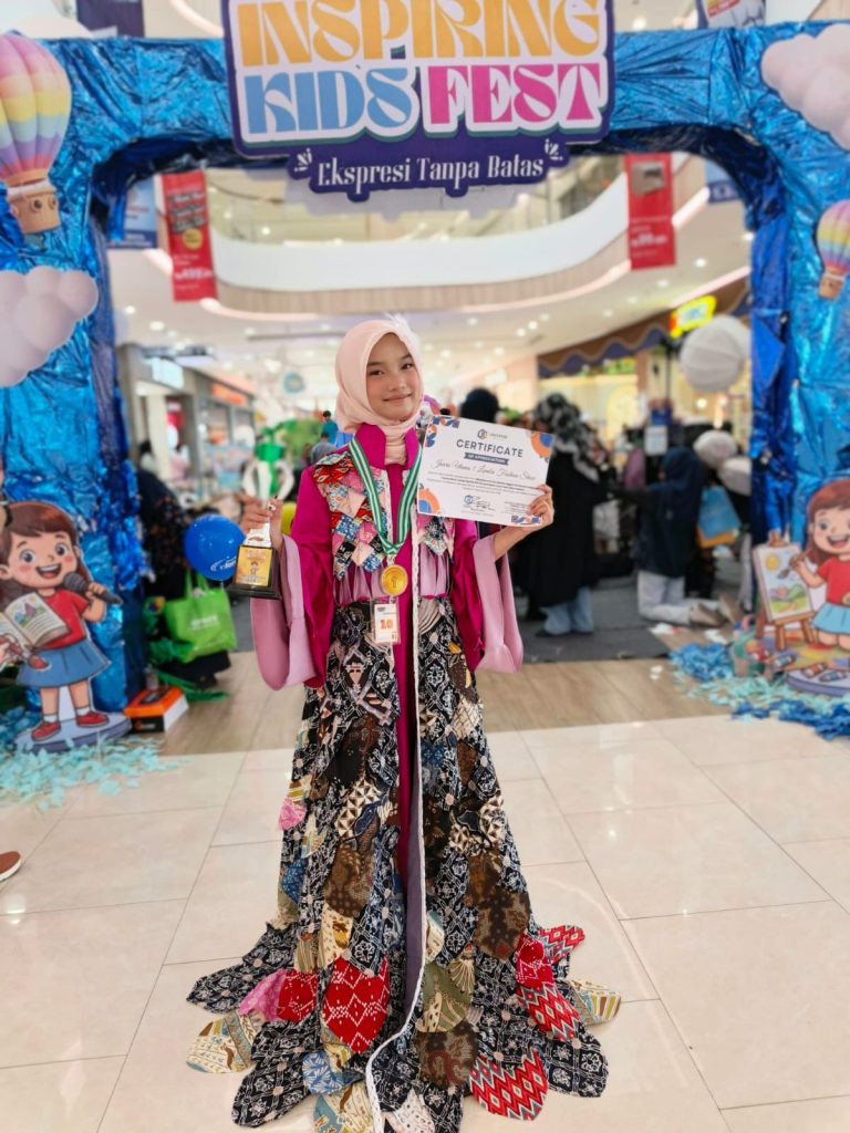 SISWI SDIT CIHANJA GONCANG RUNWAY: NABILA NAURA DAN MAESTRO BUSANA ECO-CHIC