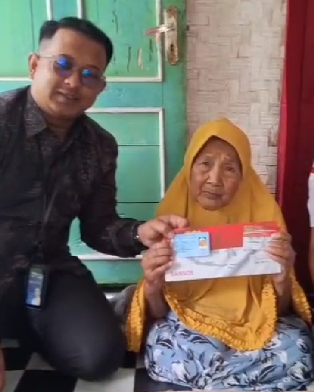 AKSI NYATA DI SUCINARAJA: 166 KARTU KKS DISALURKAN HINGGA KE PINTU RUMAH WARGA