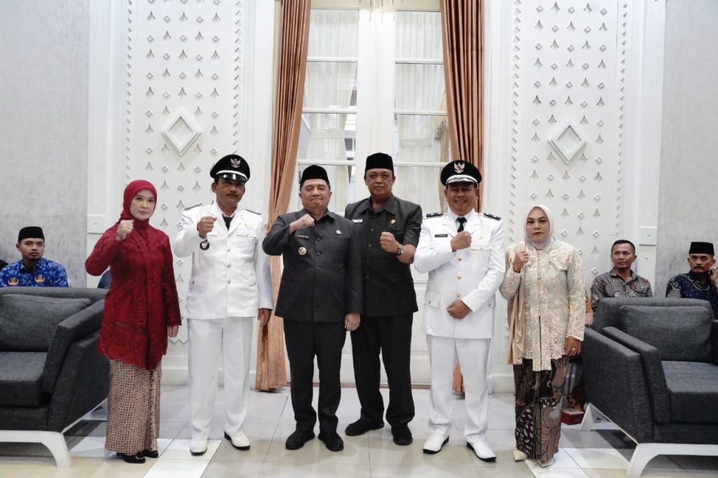 Bupati Garut Lantik Dua Kepala Desa PAW Cinunuk dan Mekarsari