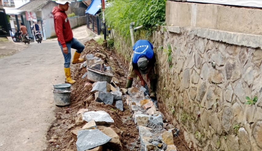 Diduga Proyek Siluman di Kp. Sangkan Desa Ibun, Pelaksana Lapangan Abaikan Konfirmasi Wartawan