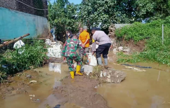 Tanggul Jebol di Desa Bojong, Polsek dan Koramil Majalaya Turun Langsung Bantu Warga Tangani Banjir