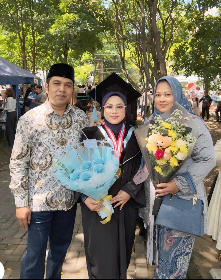 Putri Anggota DPRD Kab. Bandung Dr. Raindra M. Oto Muharam Raih Gelar Sarjana, Orang Tua: “Semoga Ilmunya Bermanfaat”