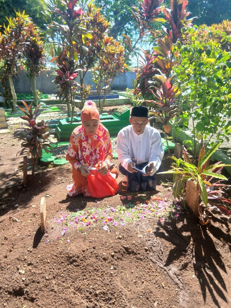 SISI LAIN PIMRED GARDA NEWS: USEP KHIDMAT ZIARAH KE MAKAM AYAHANDA BERSAMA IBUNDA, KIRIM DOA DI TENGAH KESIBUKAN KAWAL RAKYAT