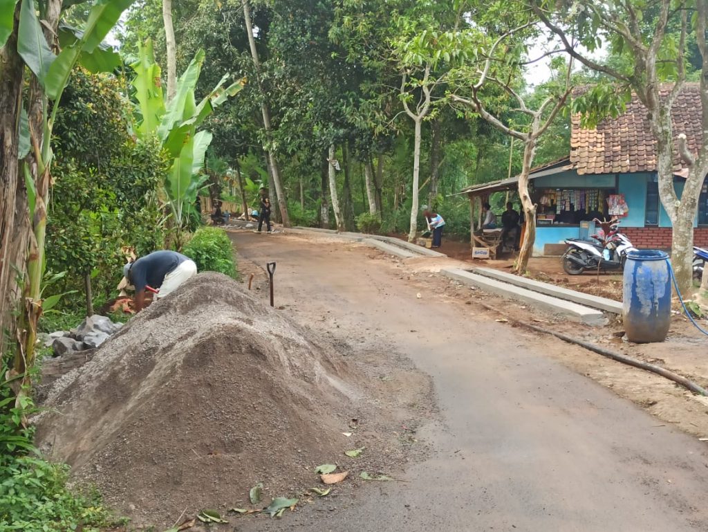 Pembangunan Drainase di Kp. Wadat RW 6 Desa Cikawao Pacet Berjalan, Warga Antusias Dukung Program