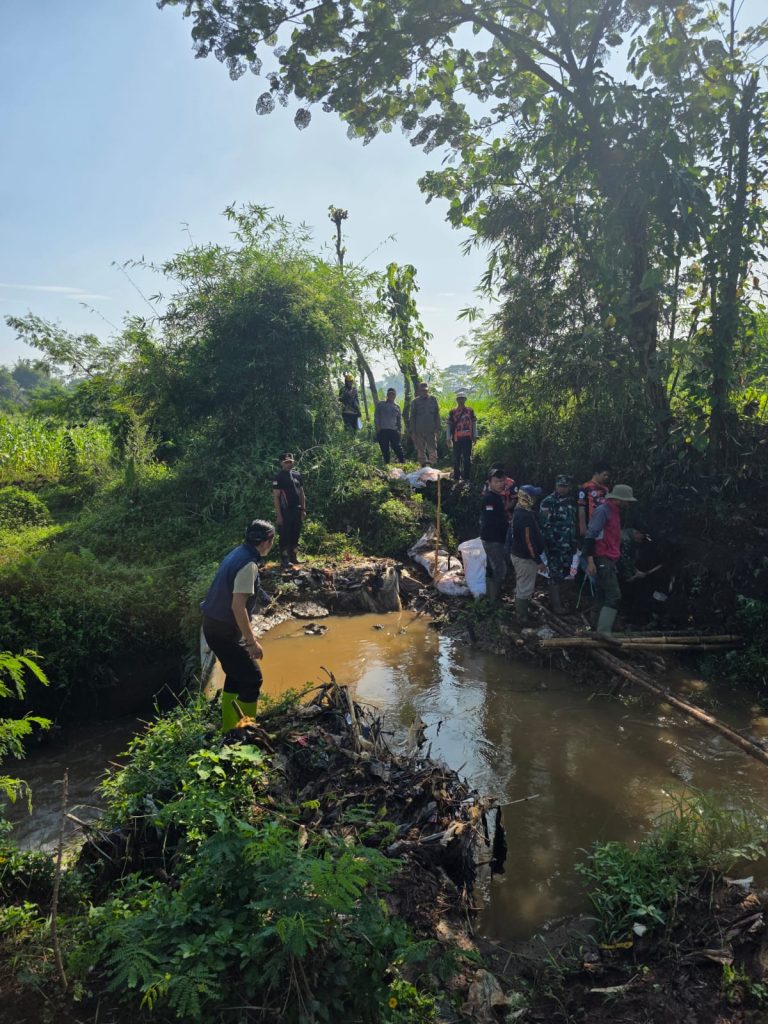 Bukti Kerja Nyata: Camat Pacet Tinjau Langsung Tanggul Jebol di Kampung Pasir Tengah, Turun Tangan Bersama Warga dan Ormas
