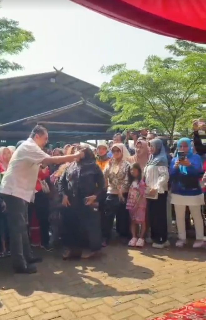 DEKAT DENGAN RAKYAT, DEDE YUSUF SAPA WARGA WANGISAGARA DI TENGAH GERAKAN PANGAN MURAH