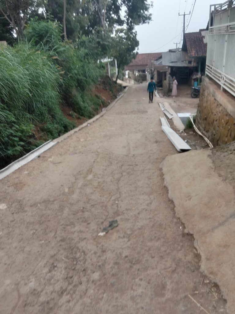 Pembangunan Rabat Beton RW 14 Desa Cikawao Pacet Dikerjakan Profesional, Akses Terbatas Gunakan Mobil Bak Diesel.