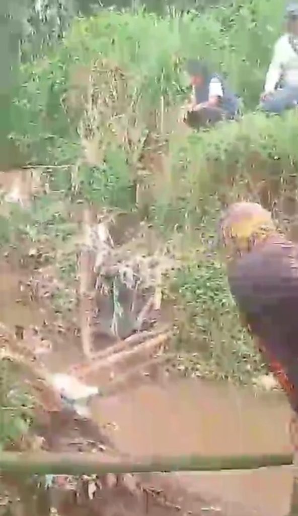 Camat Pacet Apresiasi Pemuda Pancasila Ranting Cipeujeuh dan Tanjung wangi Bantu Tutup Tanggul Jebol di Tanjungwangi.