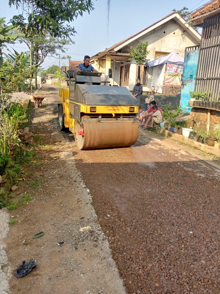 PEMBANGUNAN PENINGKATAN JALAN DESA MALAKA BERJALAN DENGAN LÀNCAR