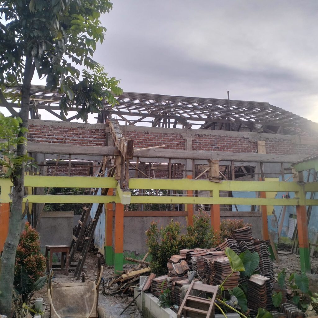 Rehab Ruang Kelas SDN Danabhakti Capai 30%, CV Artha Jaya Jaga Kualitas & Terbuka untuk Social Control