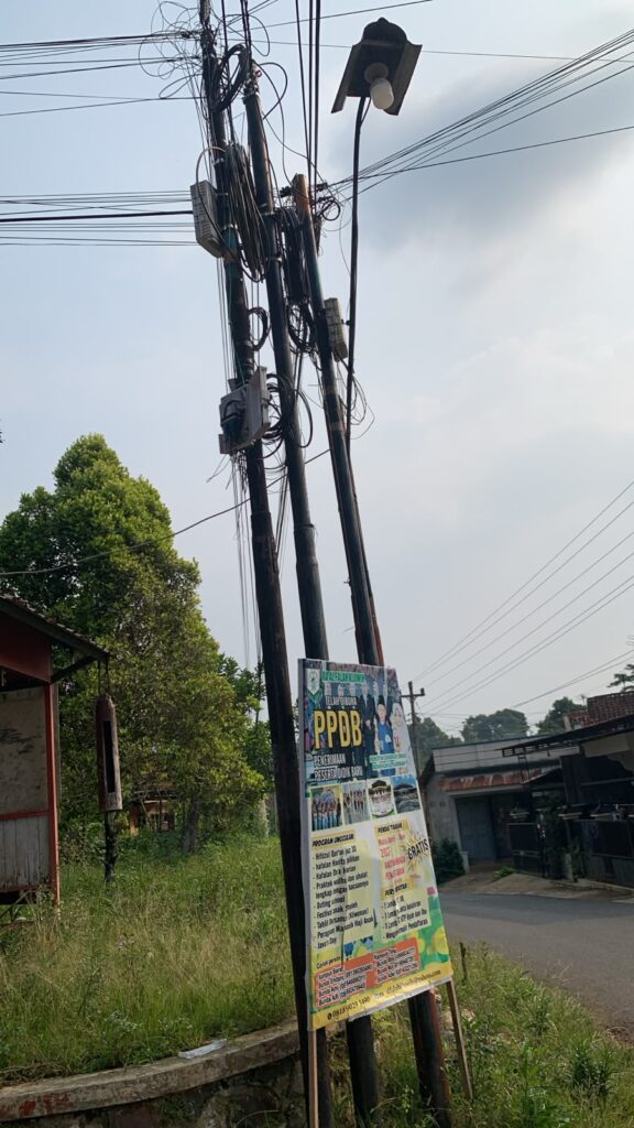 Maraknya sambungan kabel Wi-Fi di kabupaten batang khususnya kec bandar dk sipule desa kluwih yang semakin semrawut.