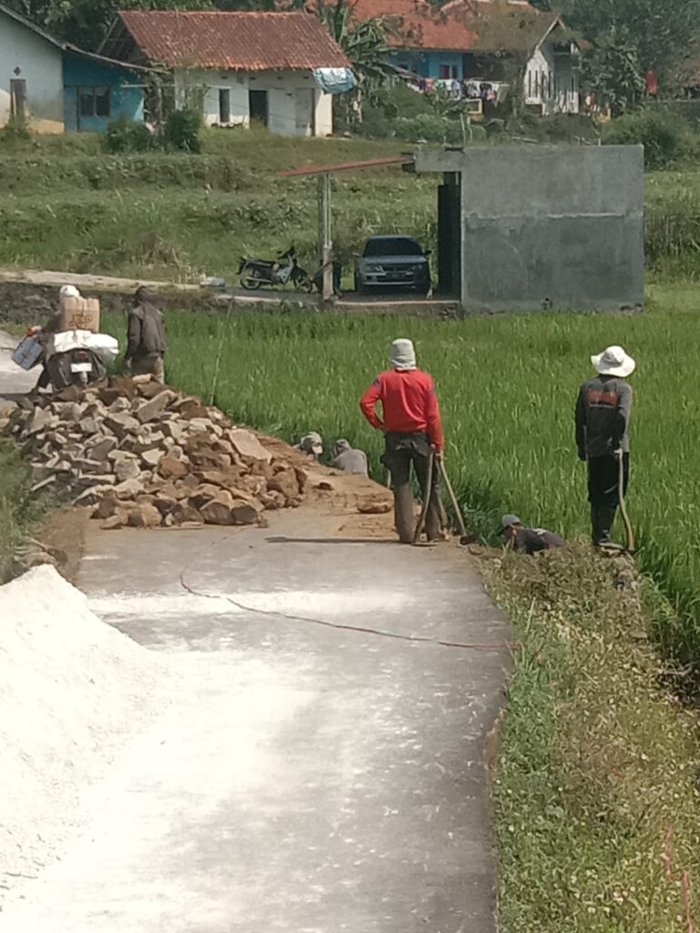 TPT Bojong Panggang RW 08 Cikawao Dibangun, Akses Jalan Desa Pacet Makin Aman
