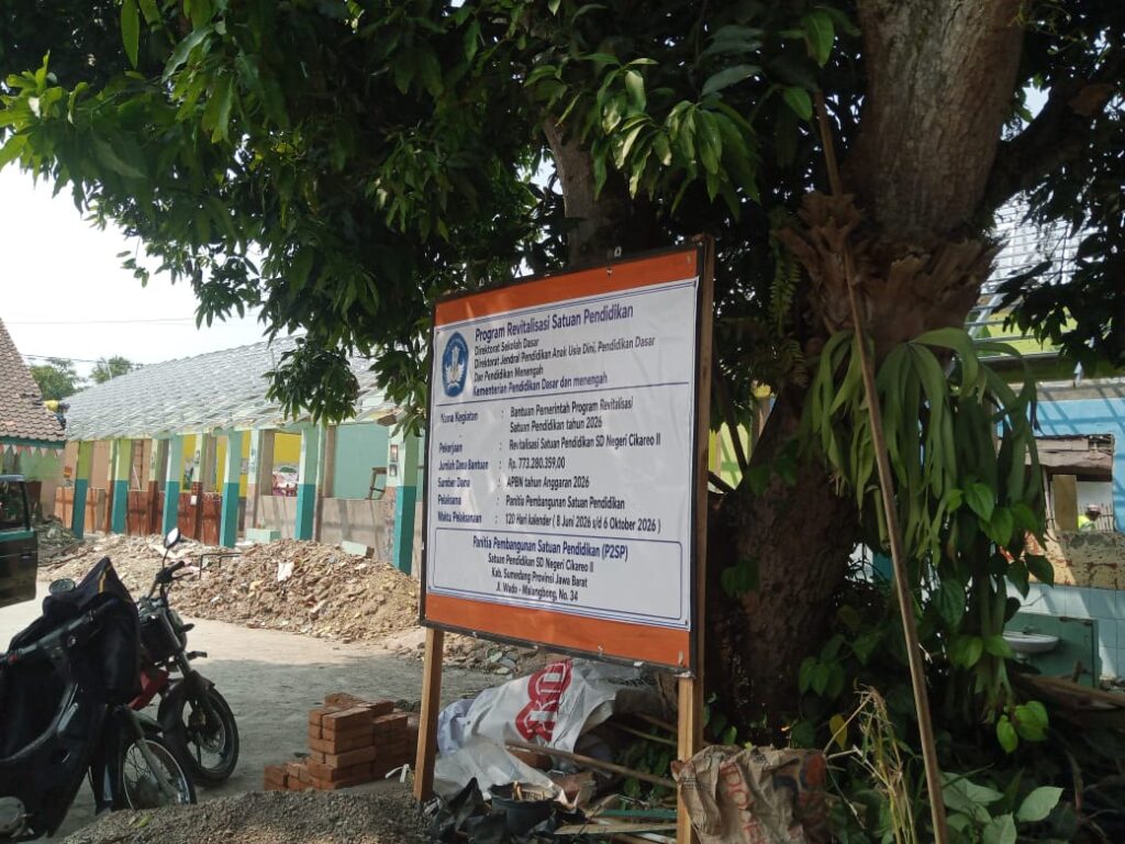 PELAKSANAAN PEMBANGUAN REHAB SDN CIKAREO 2 KEC WADO BERJALAN LANCAR
