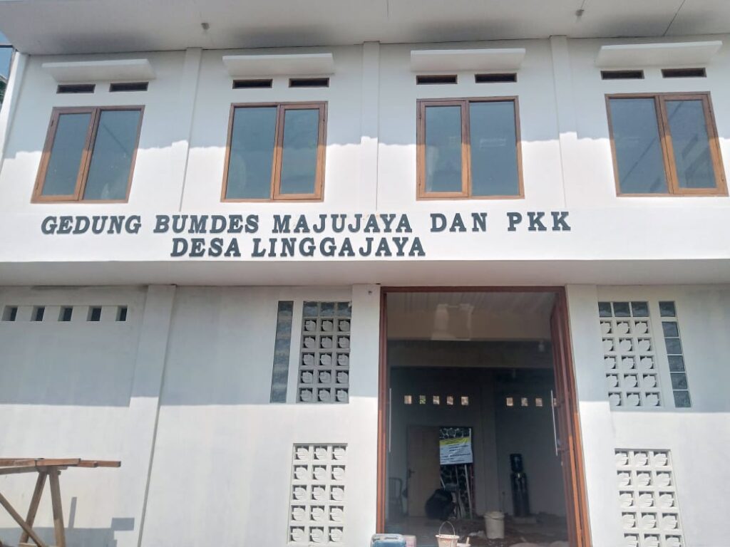 PELAKSANAAN PEMBANGUNAN GEDUNG BUNGDES  MAJU JAYA DAN PKK DESA LINGGA JAYA BERJALAN DENGAN LANCAR