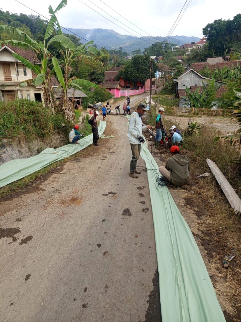 Semangat Gotong Royong! Pengecoran Jalan RW 07 Desa Sudi, Kec. Ibun Resmi Dikerjakan
