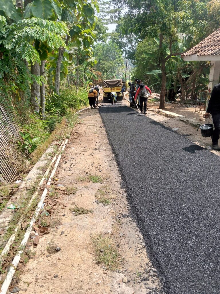 PENINGKATAN JALAN PANAMUR-PUTRA PADRA DESA TARIKOLOT BERJALAN LANCAR.