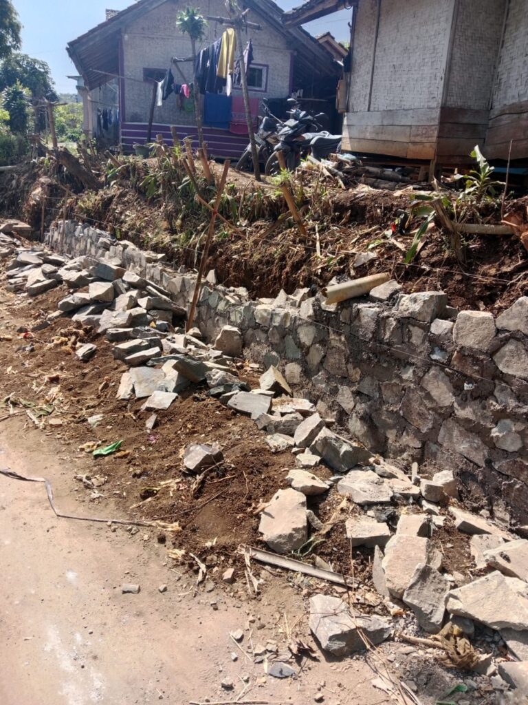 Diduga Asal-asalan! Pembangunan TPT di Kp. Palawija Desa Mekarwangi Kec. Ibun Minim Pengawasan