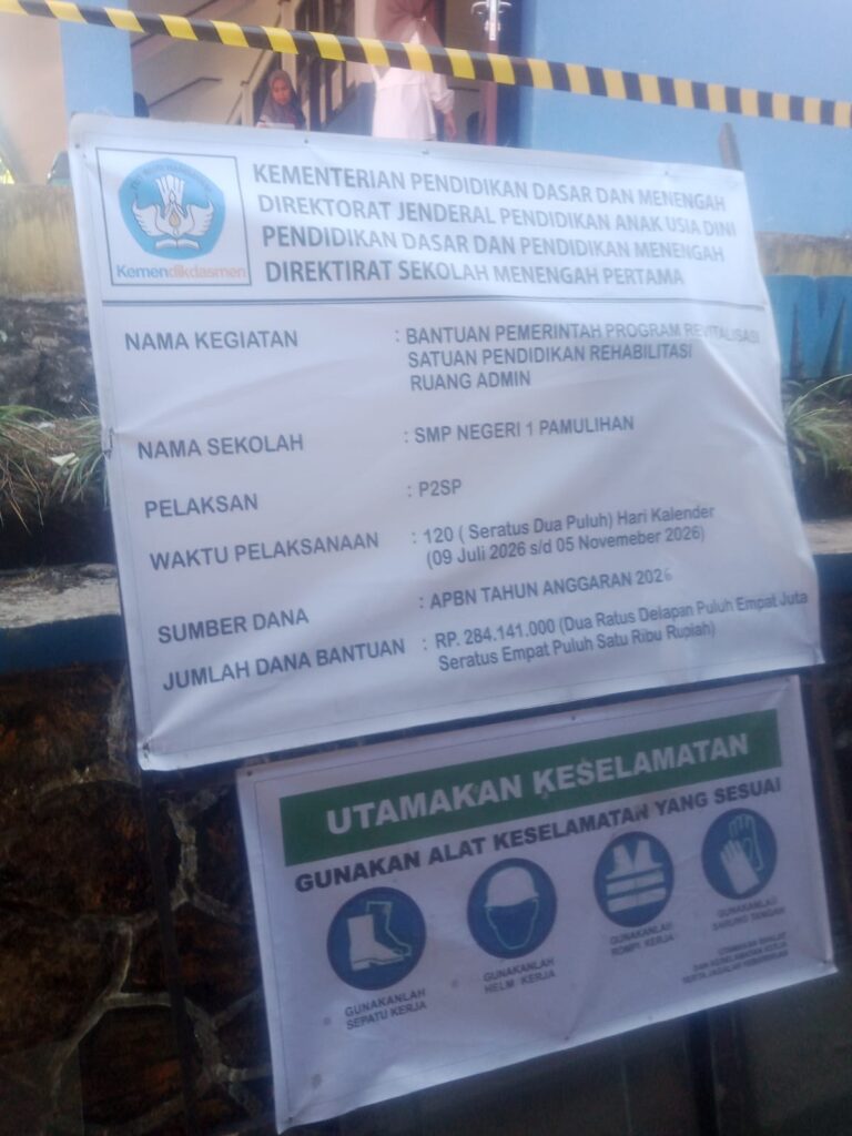 PELAKSANAAN PEMBANGUAN REHAB SMPN 1  PAMULIHAN BERJALAN LANCAR
