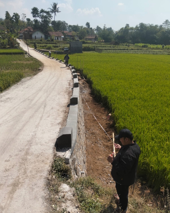 Mutu Dijaga! Pembangunan TPT Rp120 Juta di Bojong Panggang Pacet Dikerjakan Sesuai Speck.