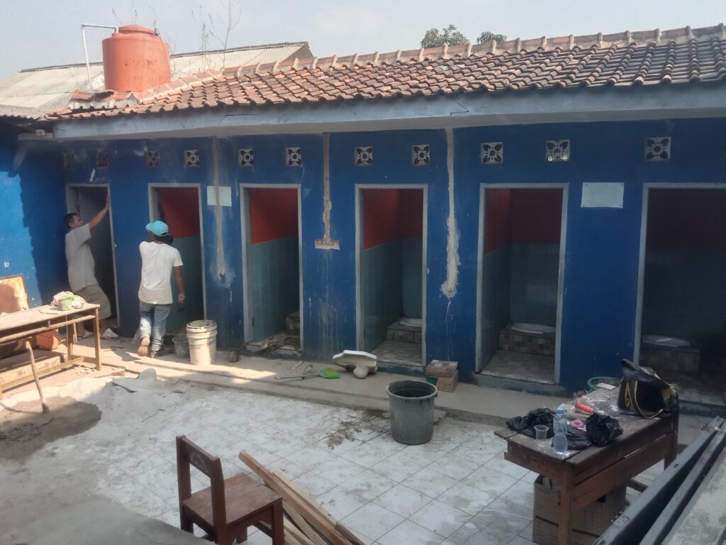 Progres 60%! Rehab Toilet SMP KP 2 Majalaya Berjalan Lancar, Kepsek: Terima Kasih Pak Dr. Raindra