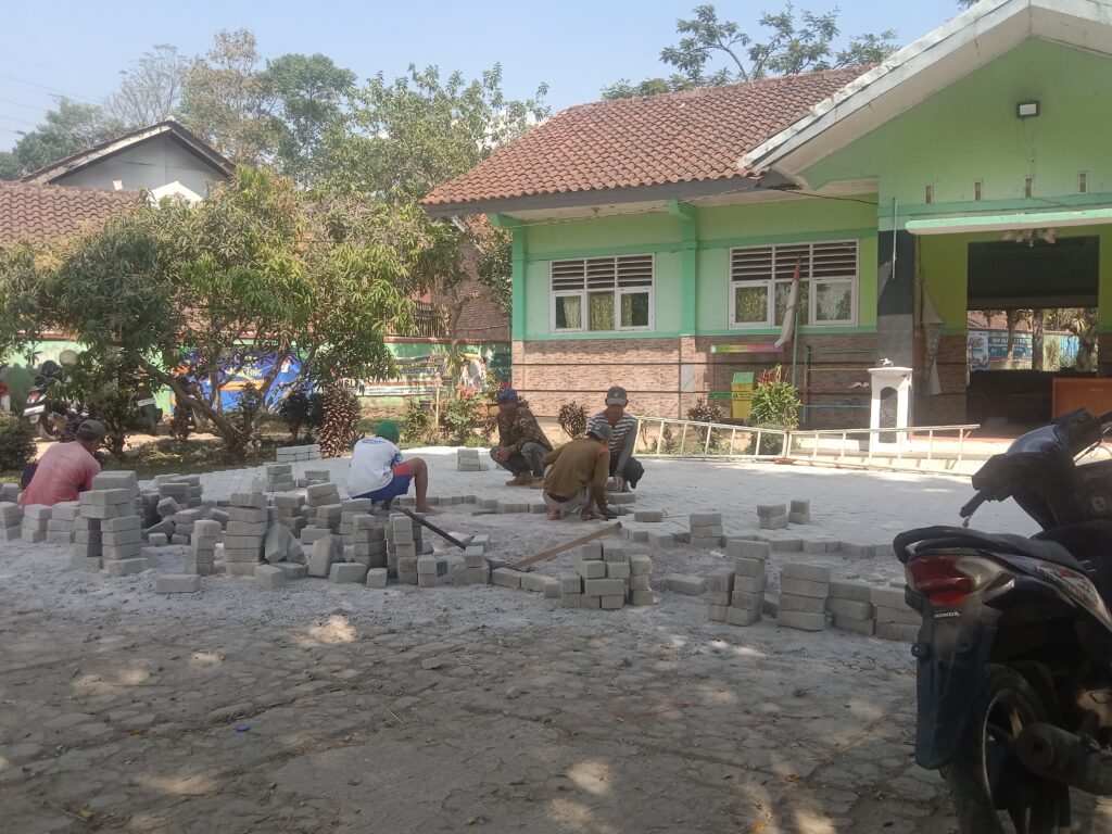 DISOROT! Proyek Pemasangan Paving Blok SMPN 3 Pacet Diduga Janggal: Tanpa Papan Proyek & Lemah Pengawasan