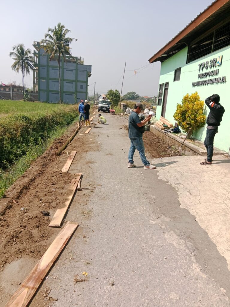 Pelaksanaan Rabat Beton di Desa Manggungharja Kec. Ciparay Berjalan Lancar dan Sesuai Spek