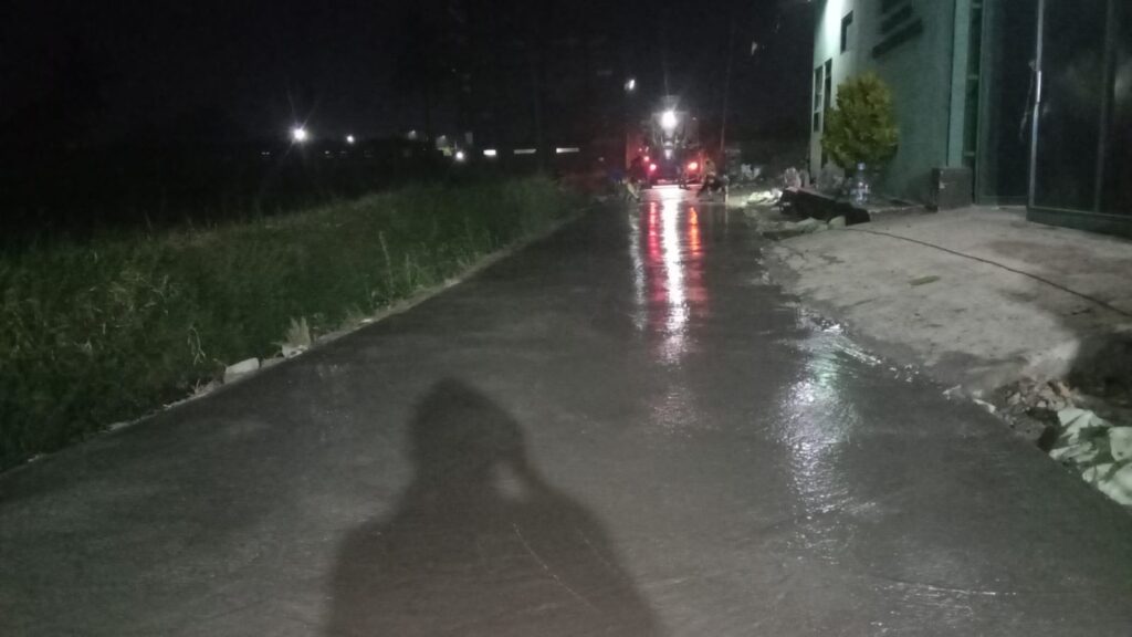Rabat Beton Desa Manggungharja Kec. Ciparay Selesai Dikerjakan, Warga Antusias dan Bergembira