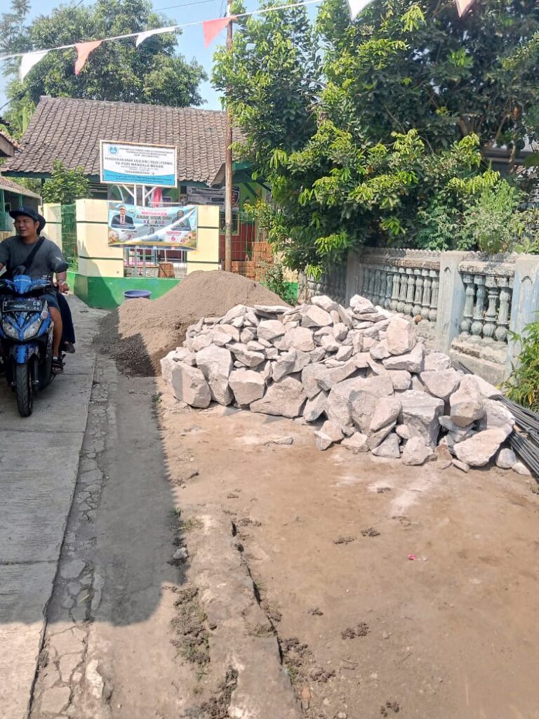 lbu Dedeh kepala sekolah TK PGRI mandala mekar mengucapkan terima kasih terhadap pemerintah daerah.