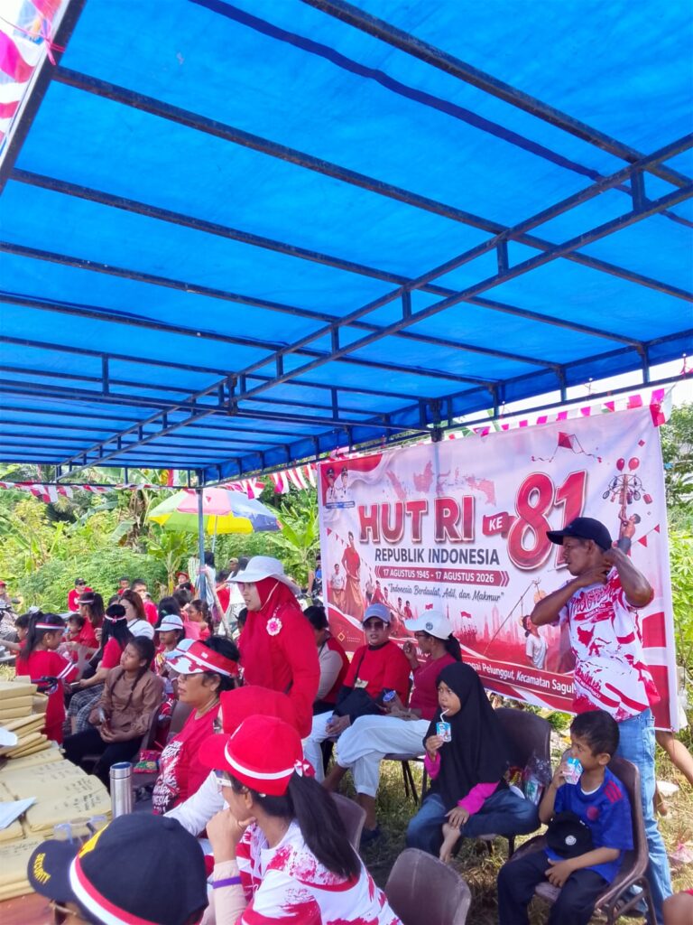 WARGA RT 04 RW 16 SUNGAI PELUNGGUT KECAMATAN SAGULUNG  SEMANGAT MENYAMBUT HUT RI KE 81 BERDAULAT ADIL DAN MAKMUR.